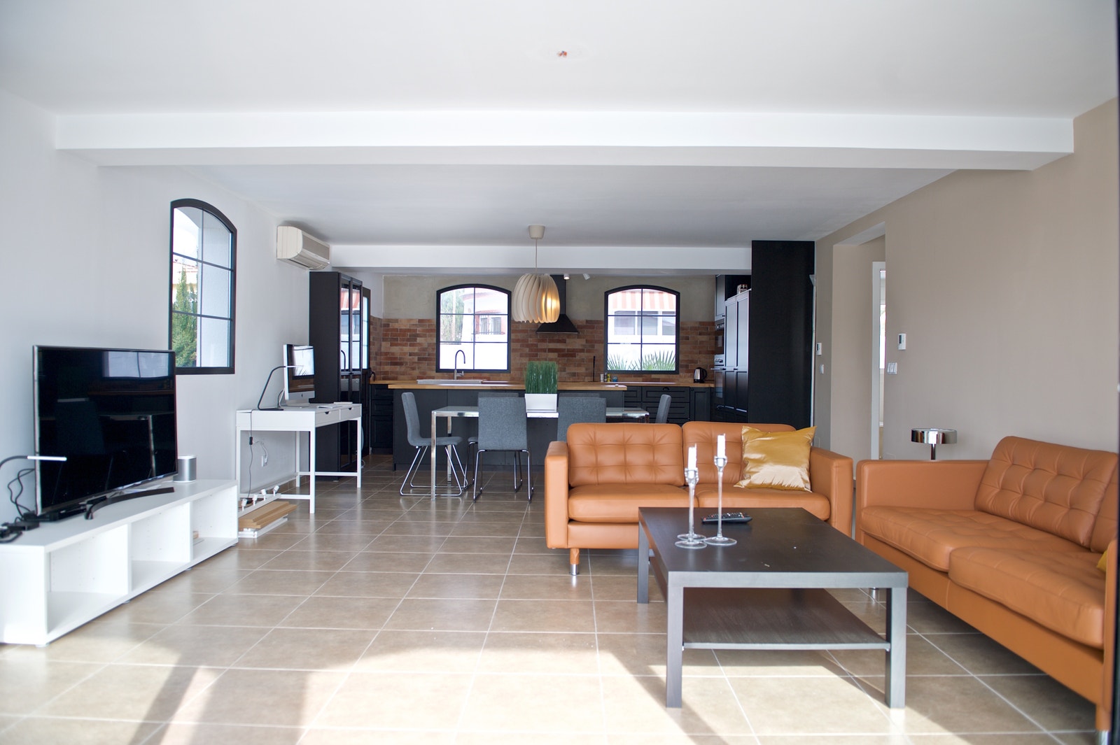 Stor stue med aircondition, TV og 27 iMac Galleribilde