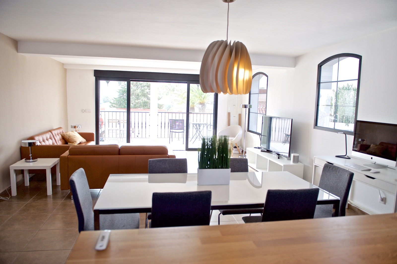 Romslig stue med skyvedørsutgang til terrassen Galleribilde