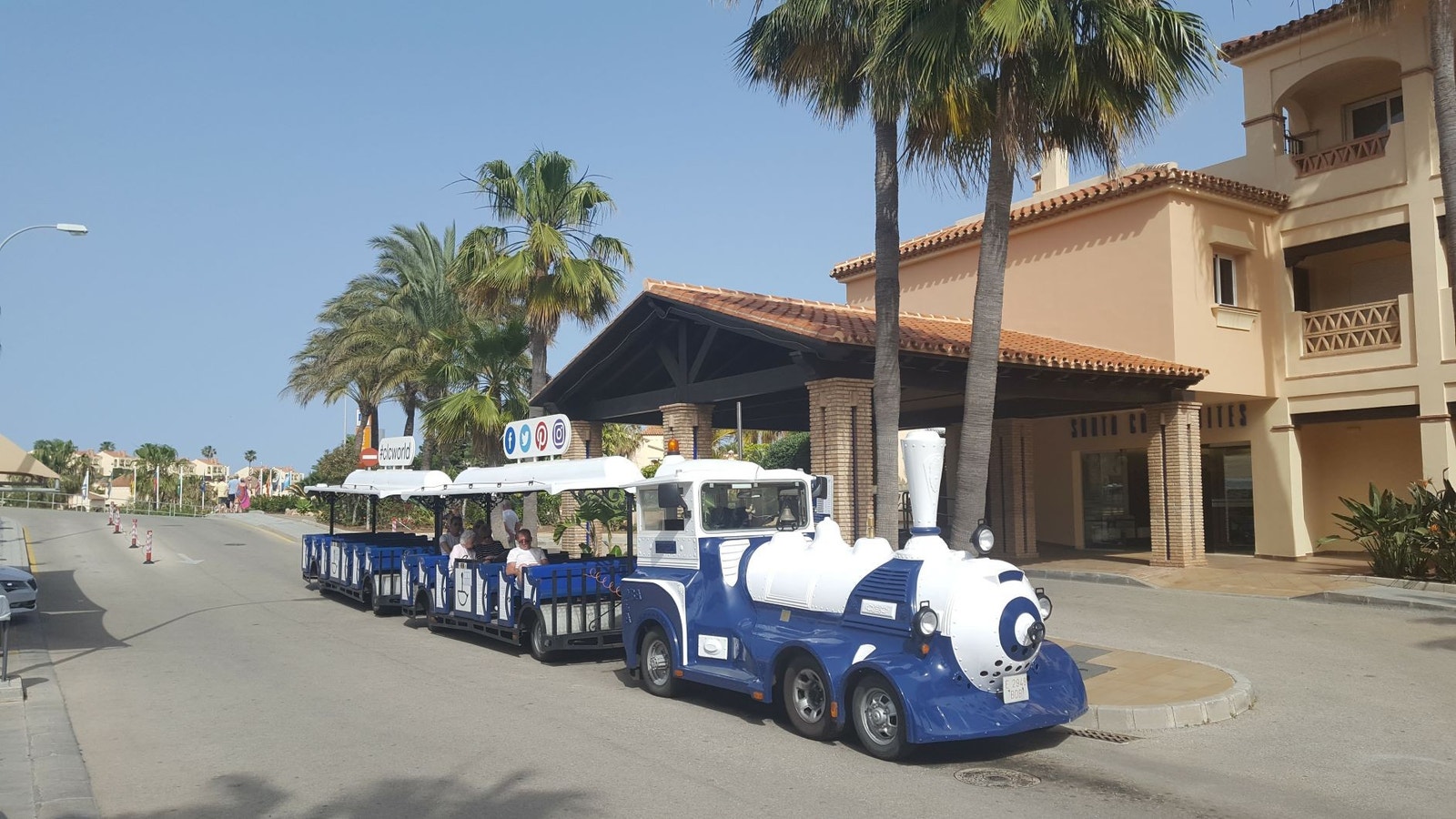 Lite tog som kjører rundt i området utenfor La Joya Galleribilde