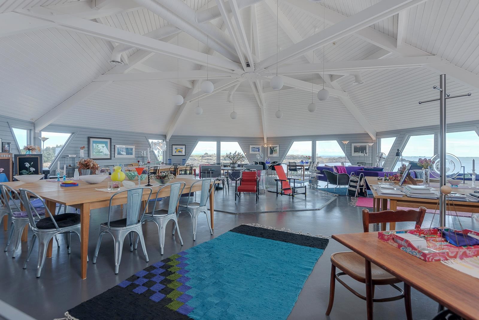 Søylefri 8-kantet sal med god akustikk. Galleribilde