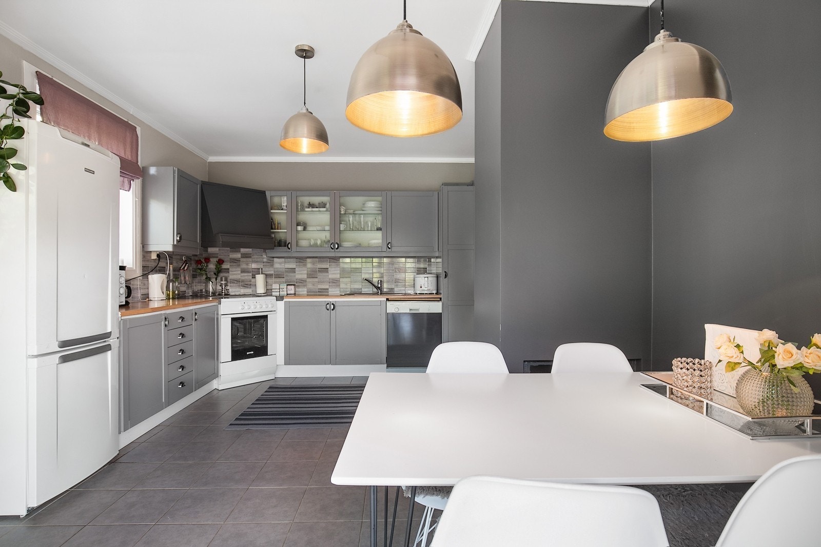 Fint kjøkken med mye skap-plass, spiseplass og utgang til terrasse Galleribilde