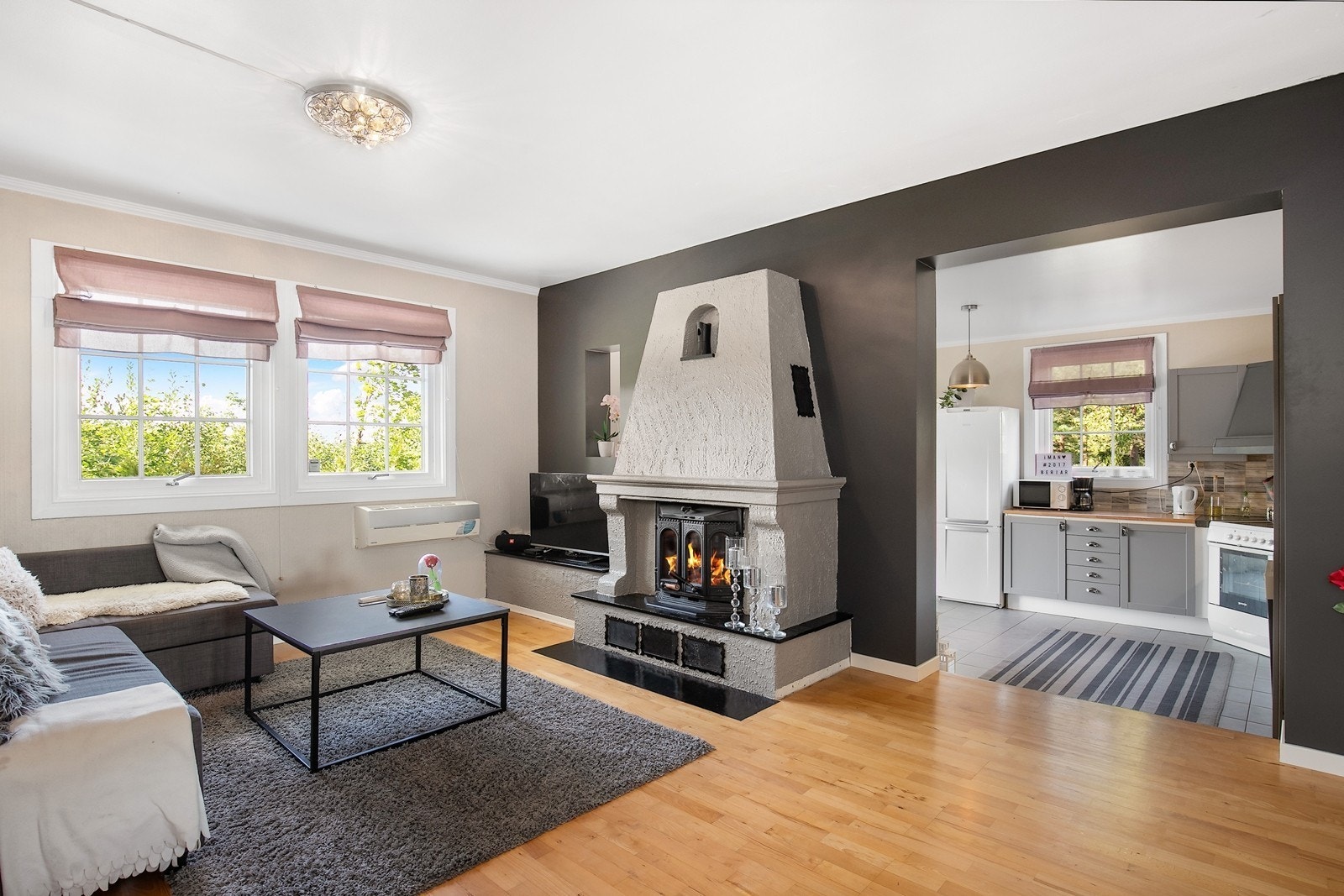 Lys og romslig stue med peis Galleribilde