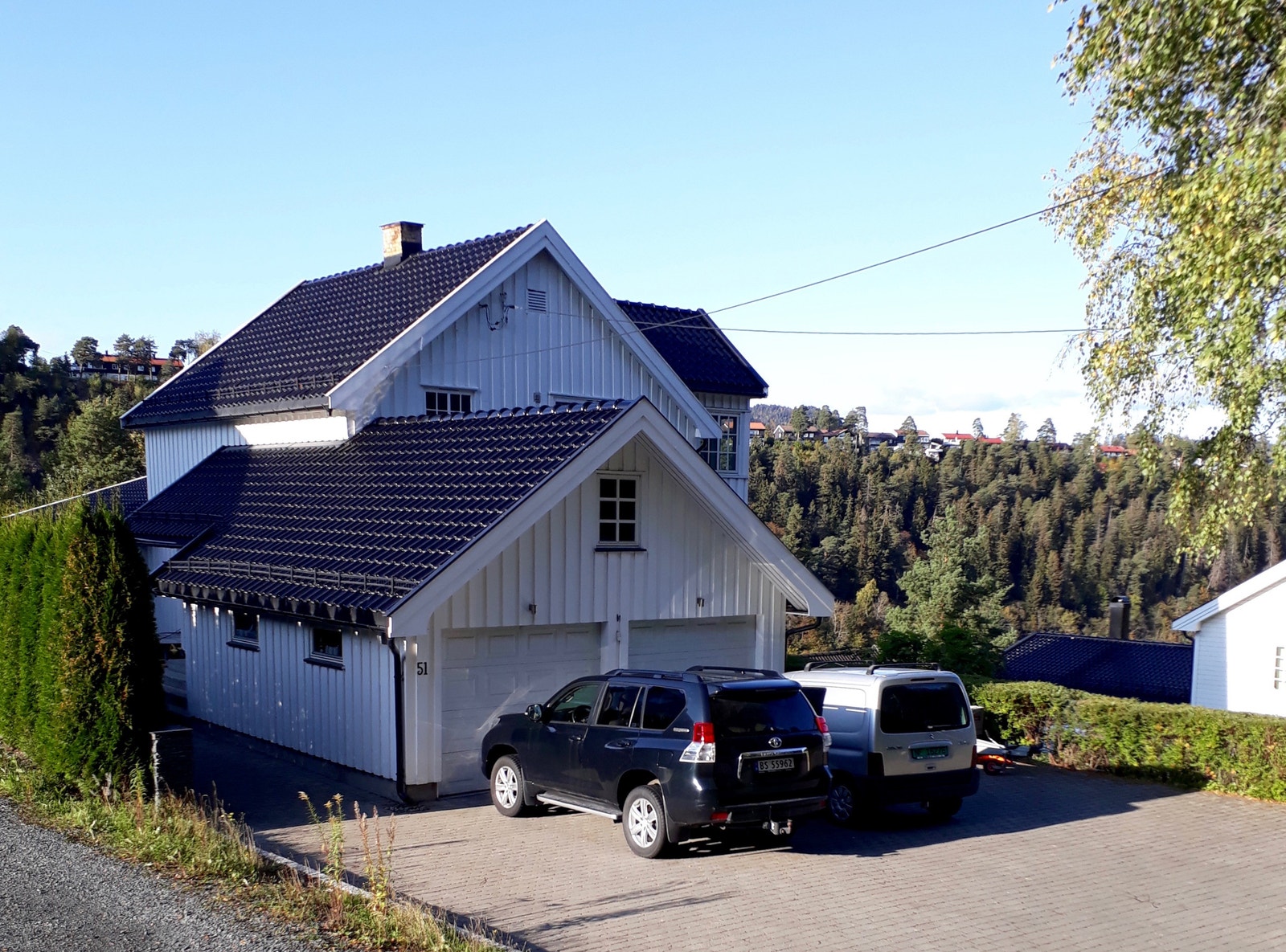 Huset ligger i en rolig blindvei med lite trafikk Galleribilde