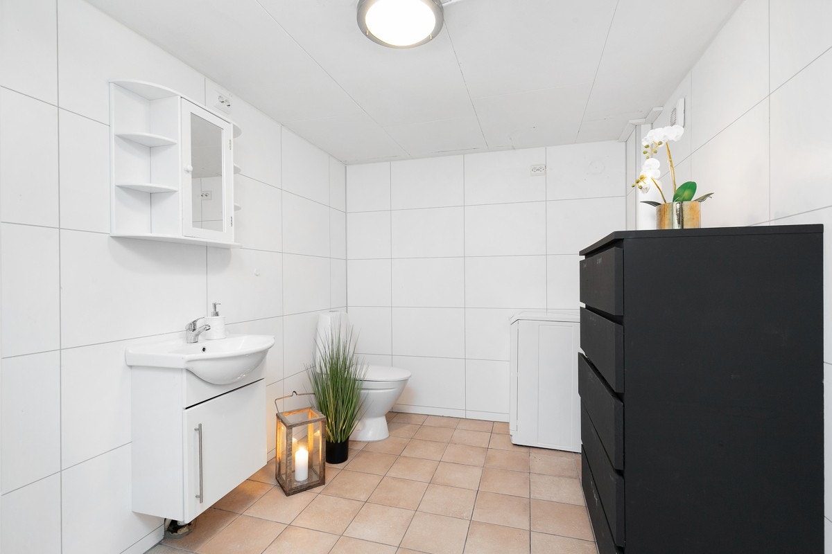 Badet har fliser på gulv og lyse fine vegger. Galleribilde