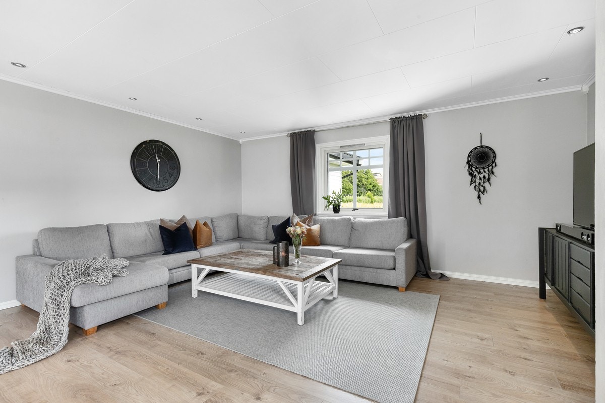 Stuen er lekker med en rekke vinduer som slipper inn godt med dagslys. Galleribilde