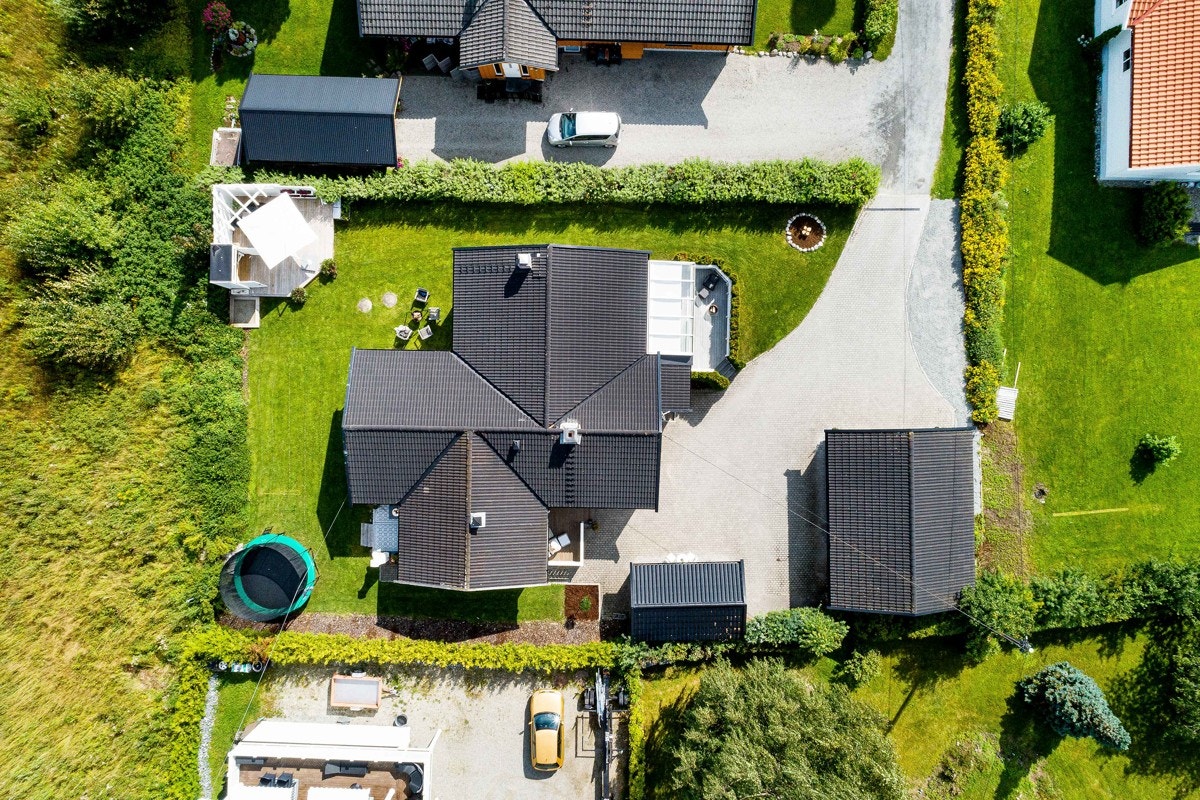 Gode solforhold, her kan man flytte seg rundt huset med solen. Galleribilde