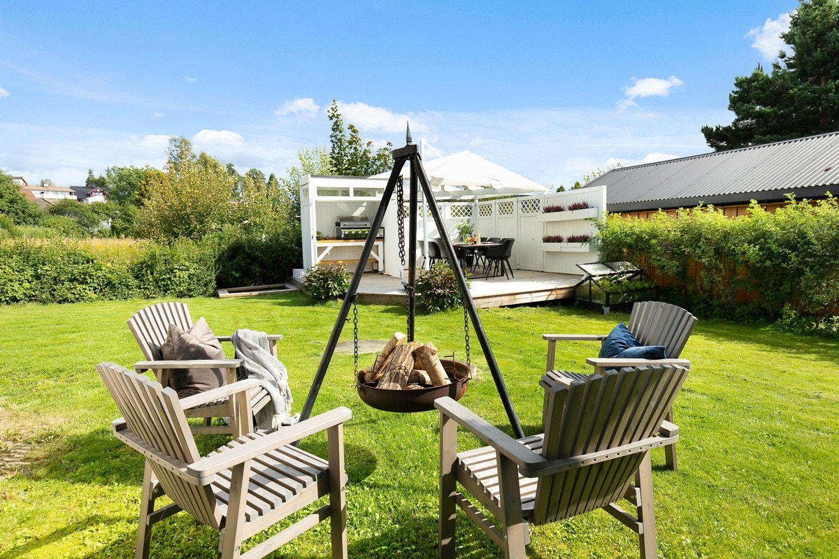 Pent opparbeidet med plen, hekk, prydbusker og diverse beplantning. Galleribilde