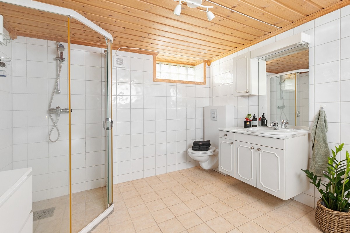 Romslig bad med en stor innredning, vegghengt wc og dusjnisje. Galleribilde