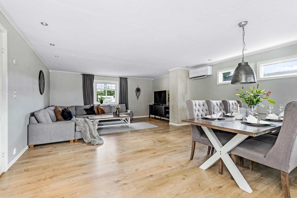 Stuen innbyr til sosiale kvelder, og det er god plass til spisebord. Galleribilde