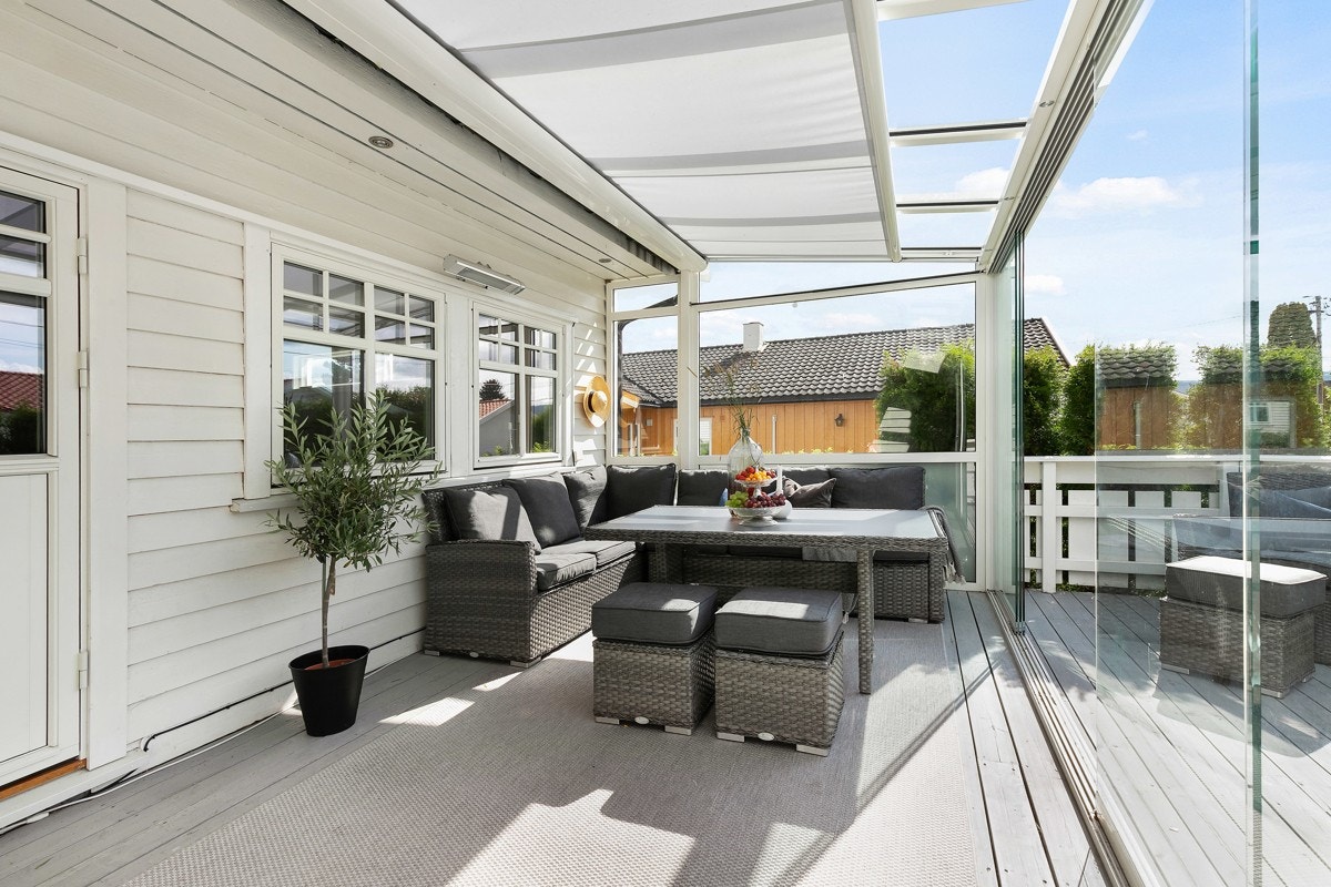 Vinduene kan skyves til side slik at solen og lyset slipper inn. Galleribilde