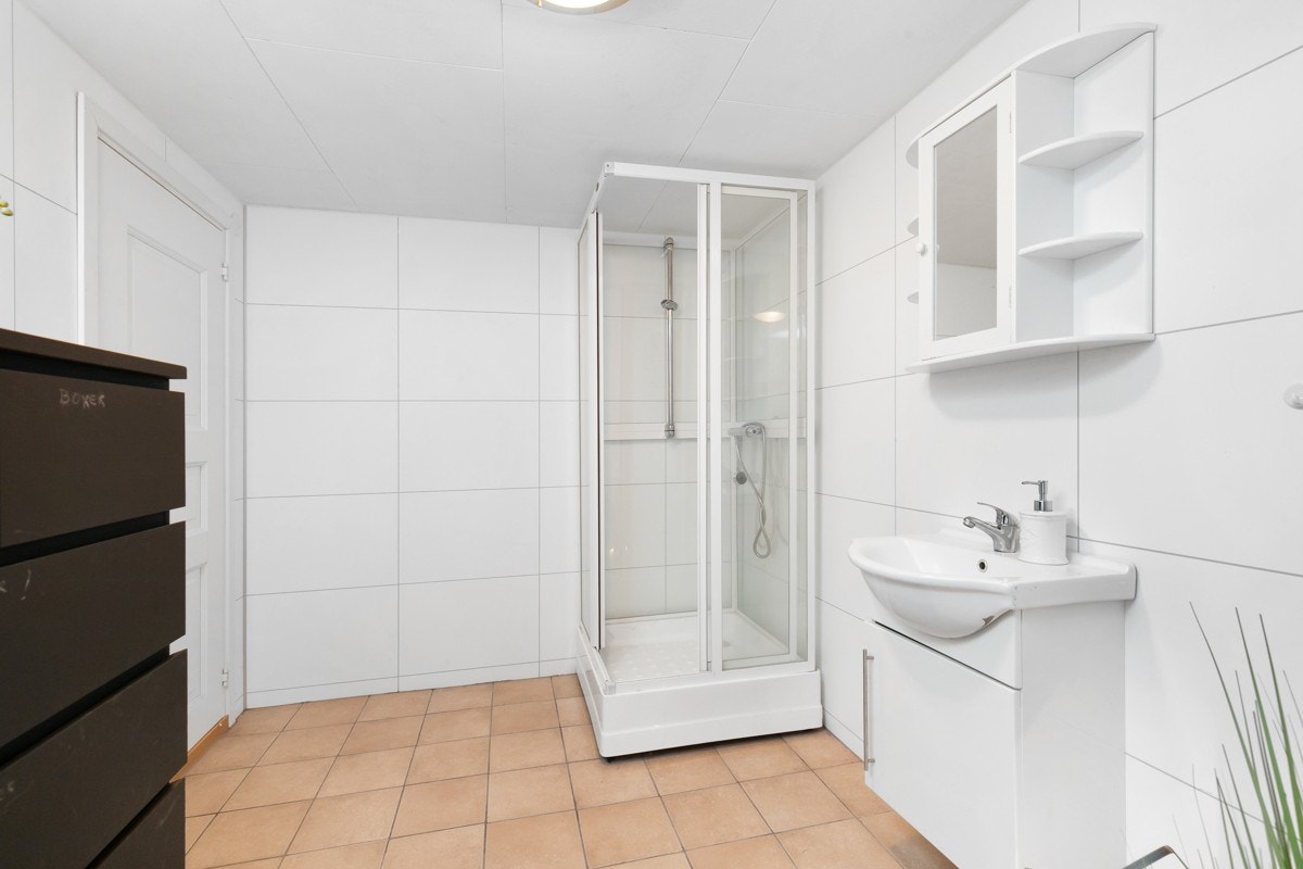 Lyst og delikat bad med dusjkabinett. Galleribilde