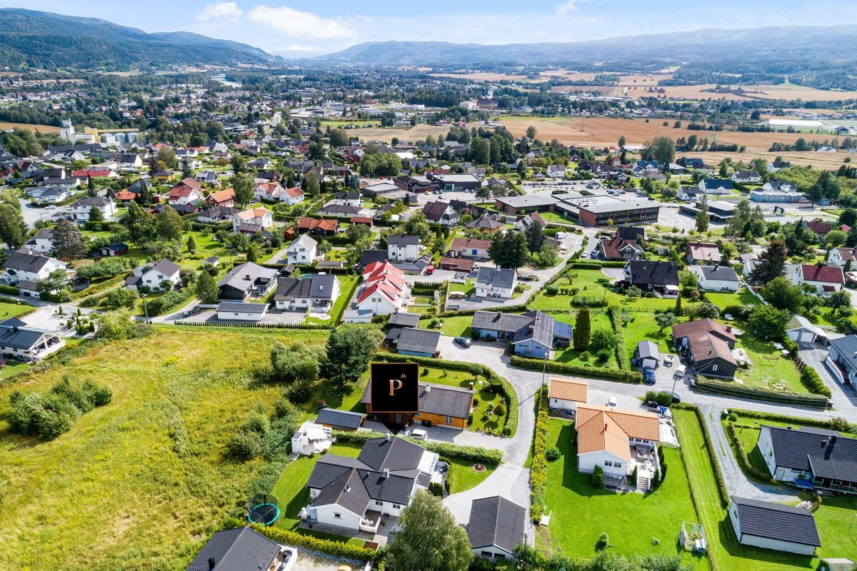 Eneboligen er beliggende i et populært nabolag på Røren. Galleribilde