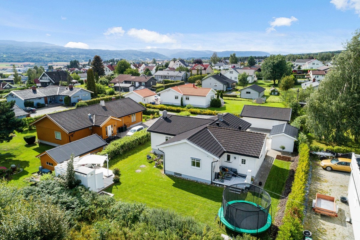 Eneboligen ligger på en romslig og solrik tomt. Galleribilde