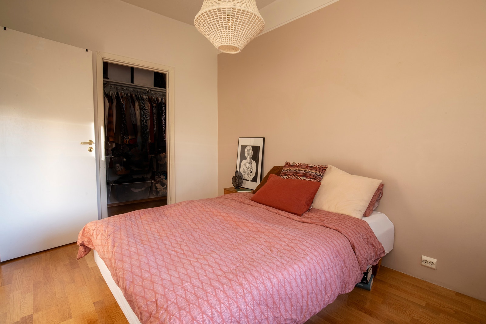 Stort soverom m/ walk-in closet Galleribilde