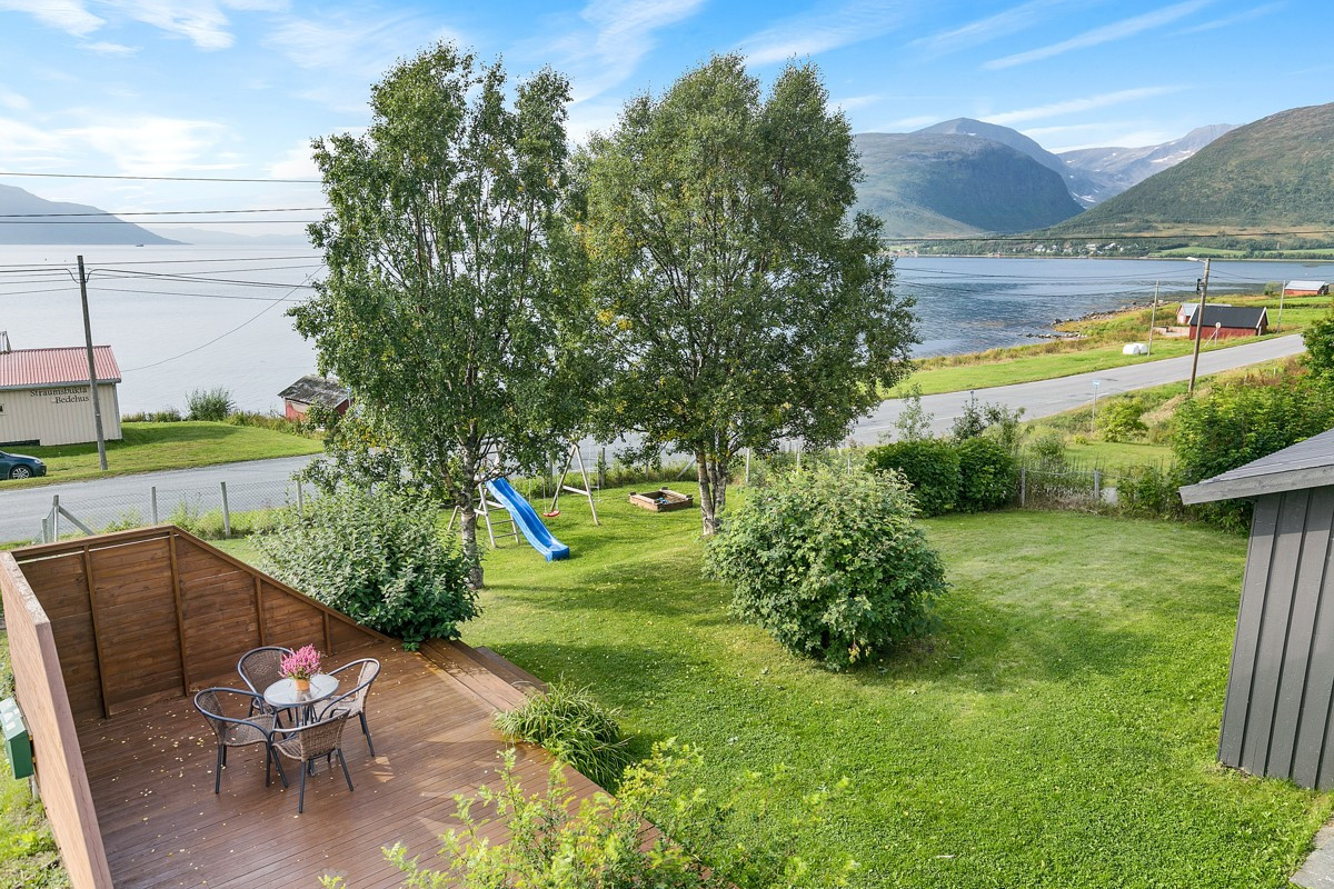 Hage både foran og bak huset er en flott plass for barn å leke og har god plass til lekeapparater