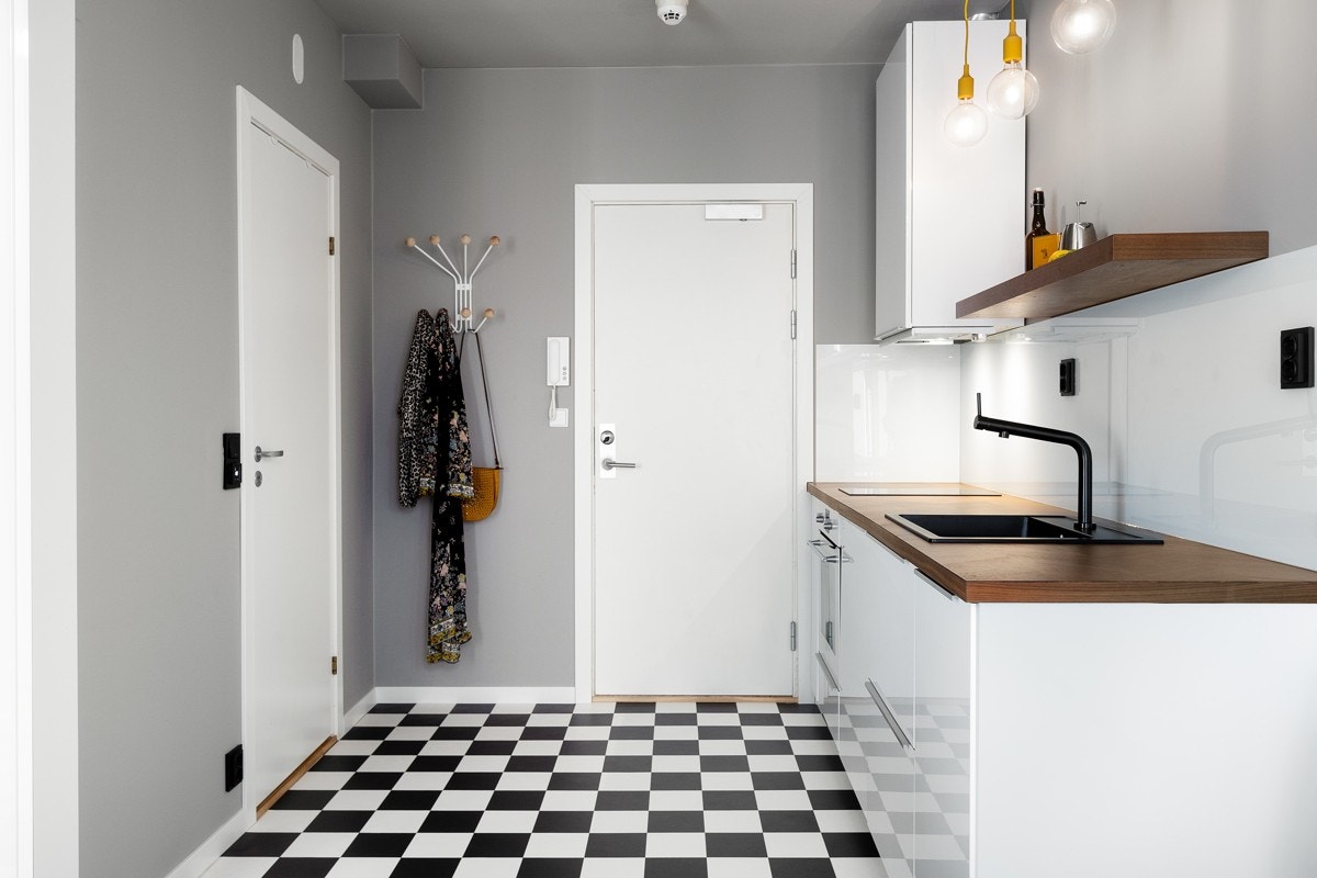 Praktiske knagger ved ytterdøren for oppbevaring av yttertøy. Galleribilde