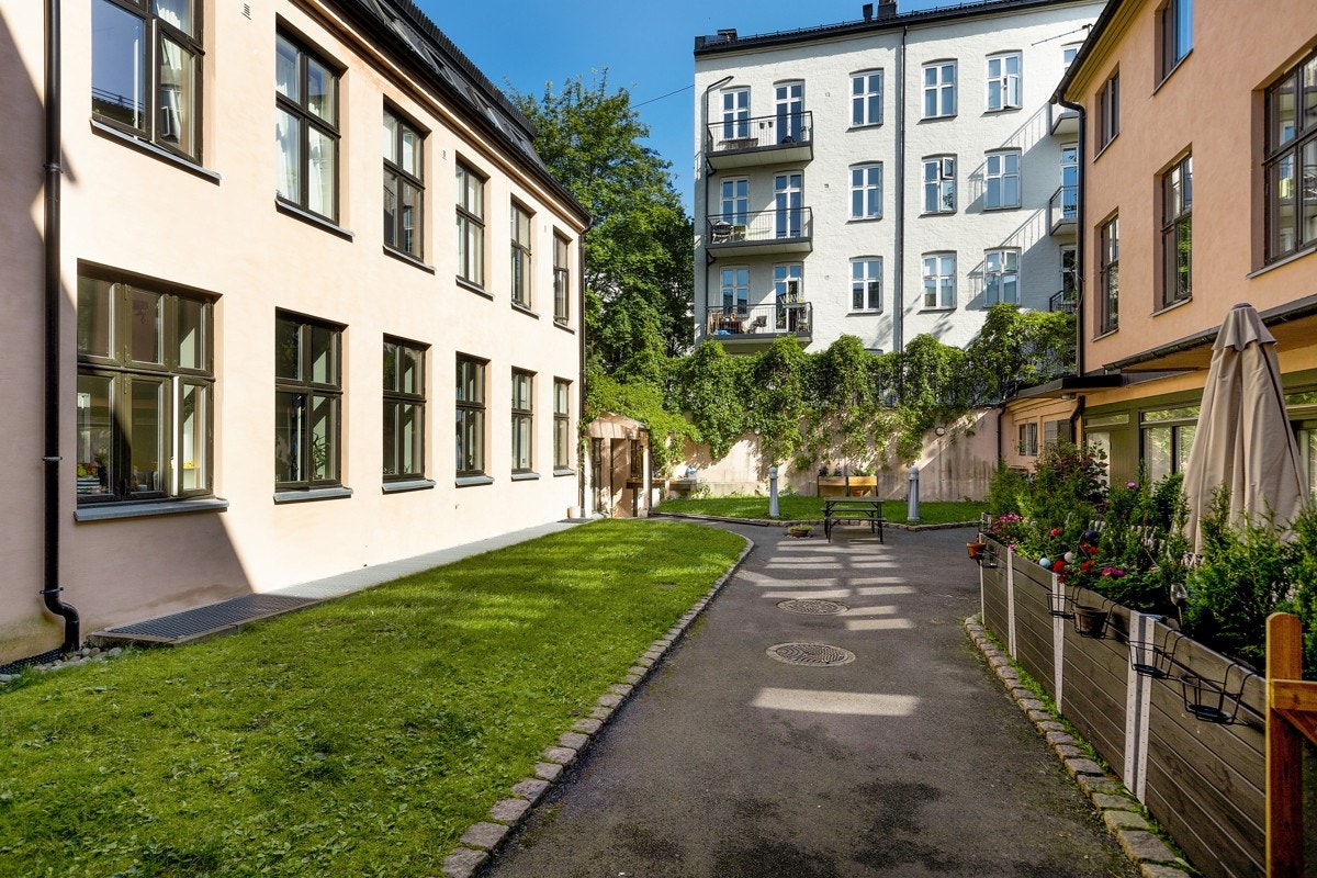 Man trenger ikke å dra til Syden når man har denne bakgården. Galleribilde