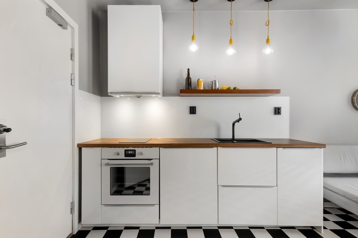 Stilrent kjøkken med integrerte hvitevarer. Galleribilde