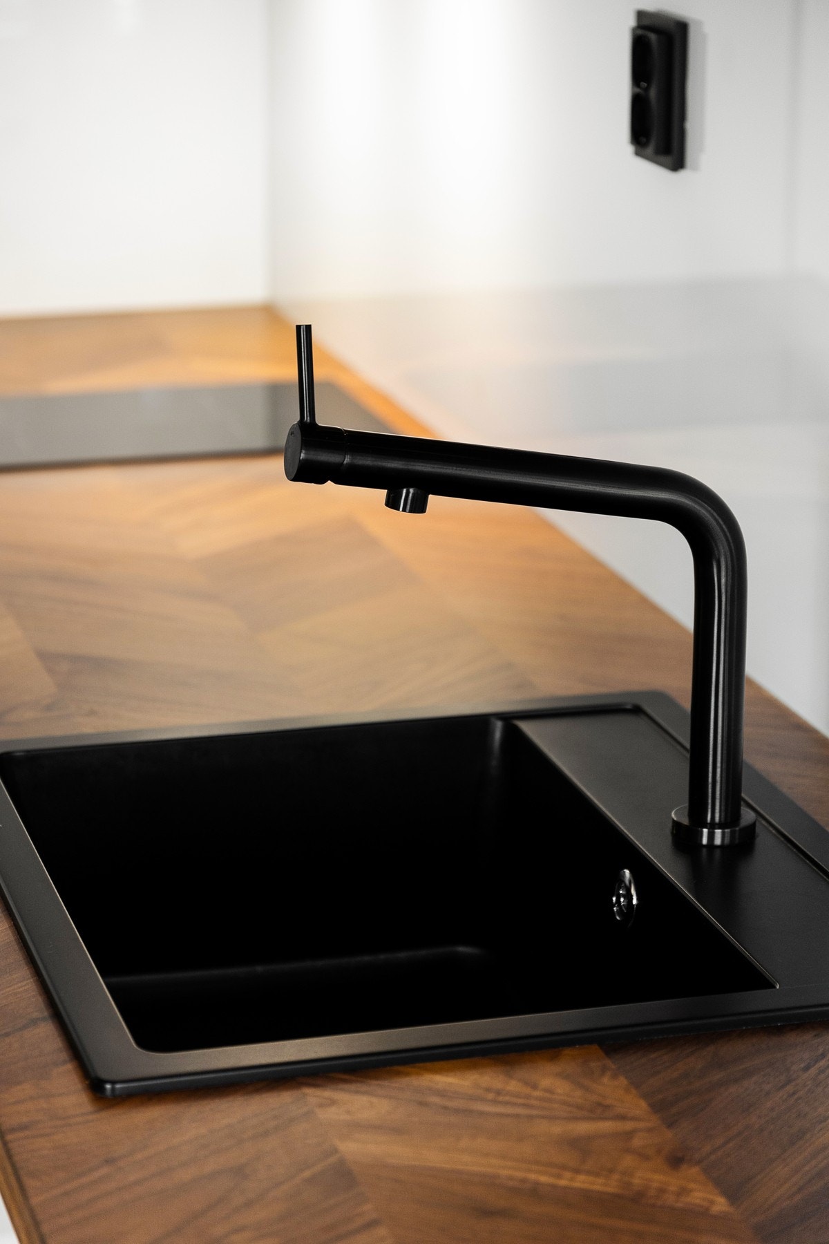 Legg merke til de stilige detaljene på kjøkkenet. Galleribilde