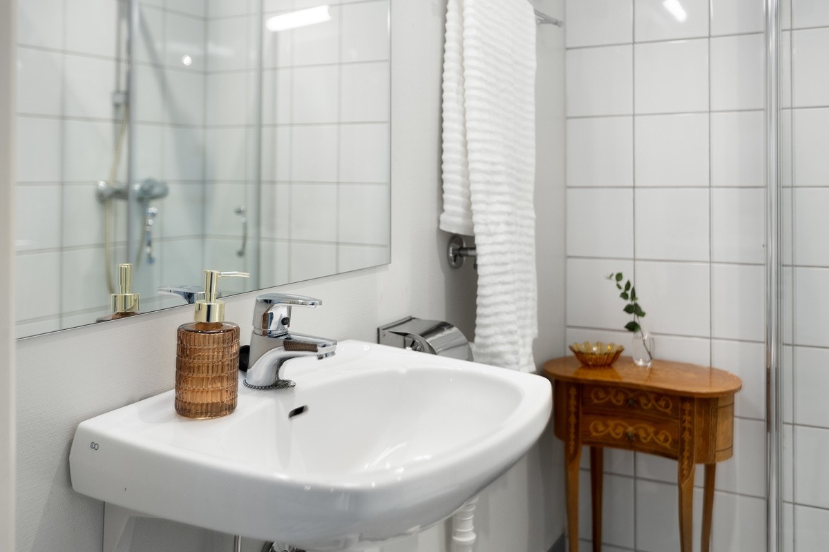 Delikat baderom med opplegg for vaskemaskin. Galleribilde