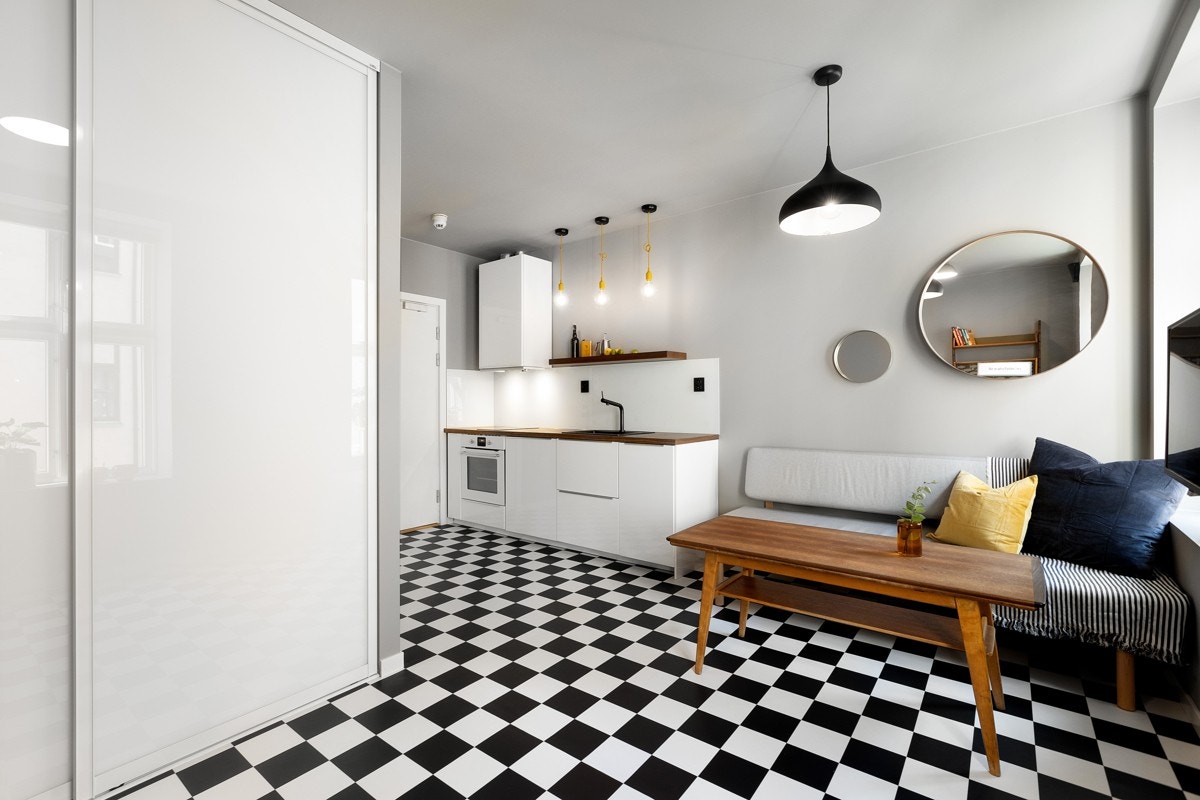 Gode oppbevaringsmuligheter i den store skyvedørsgarderoben. Galleribilde