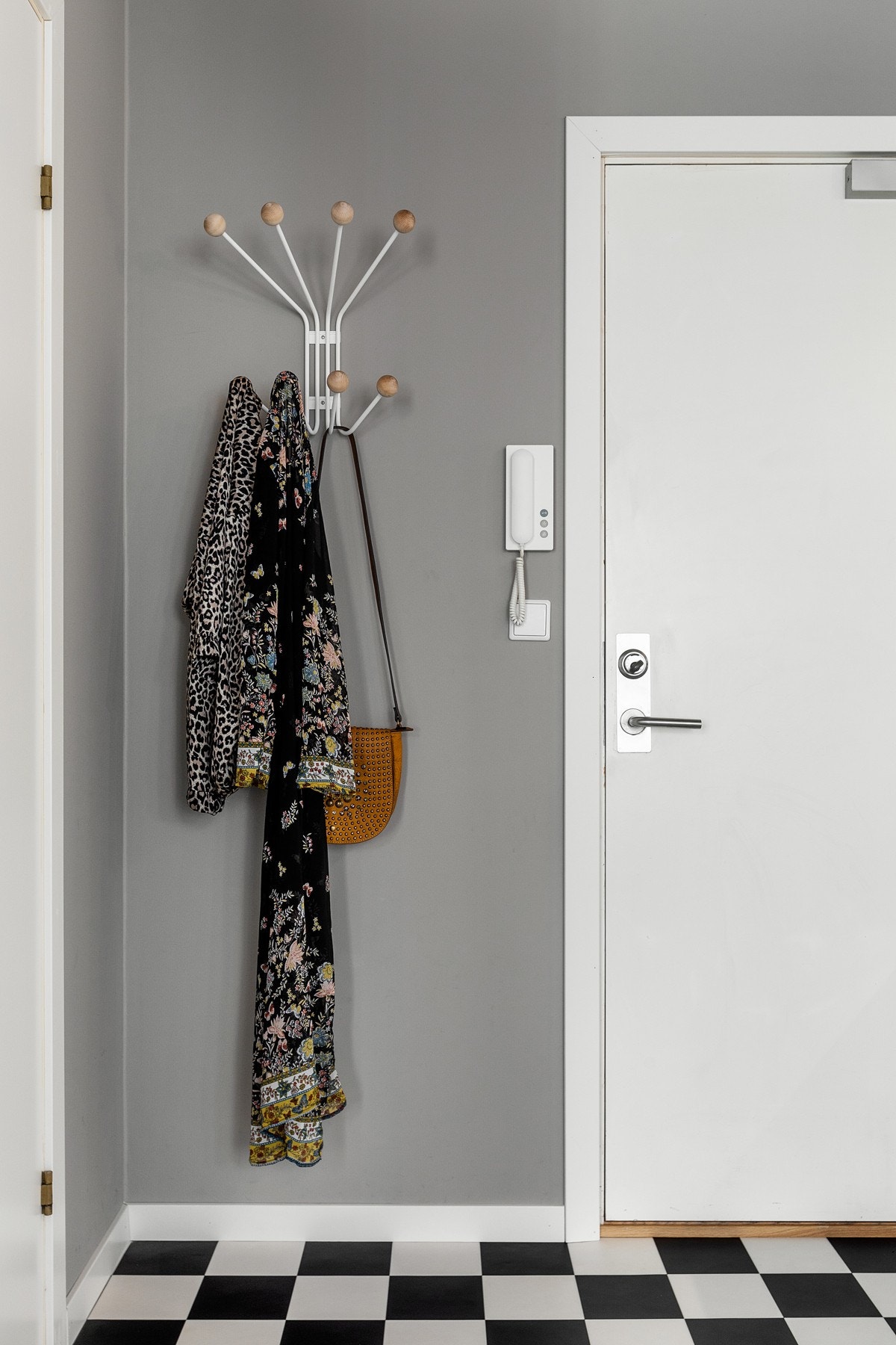 Portelefonen henger rett ved døren. Galleribilde