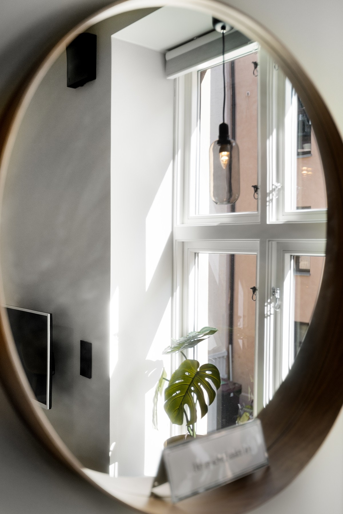 Utenfor vinduet er den rolige bakgården. Helt rolig og så sentralt! Galleribilde