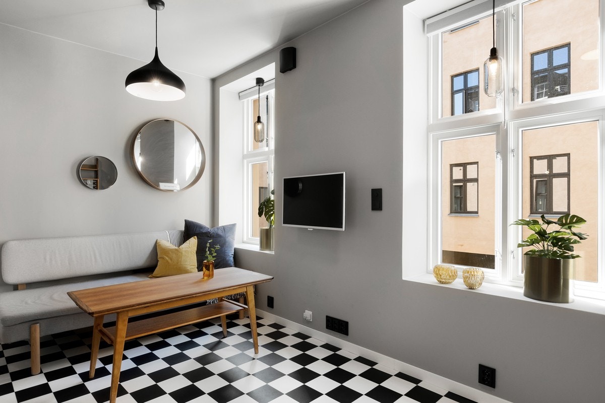 De store vinduene vender mot sør og får inn masse naturlig lys. Galleribilde