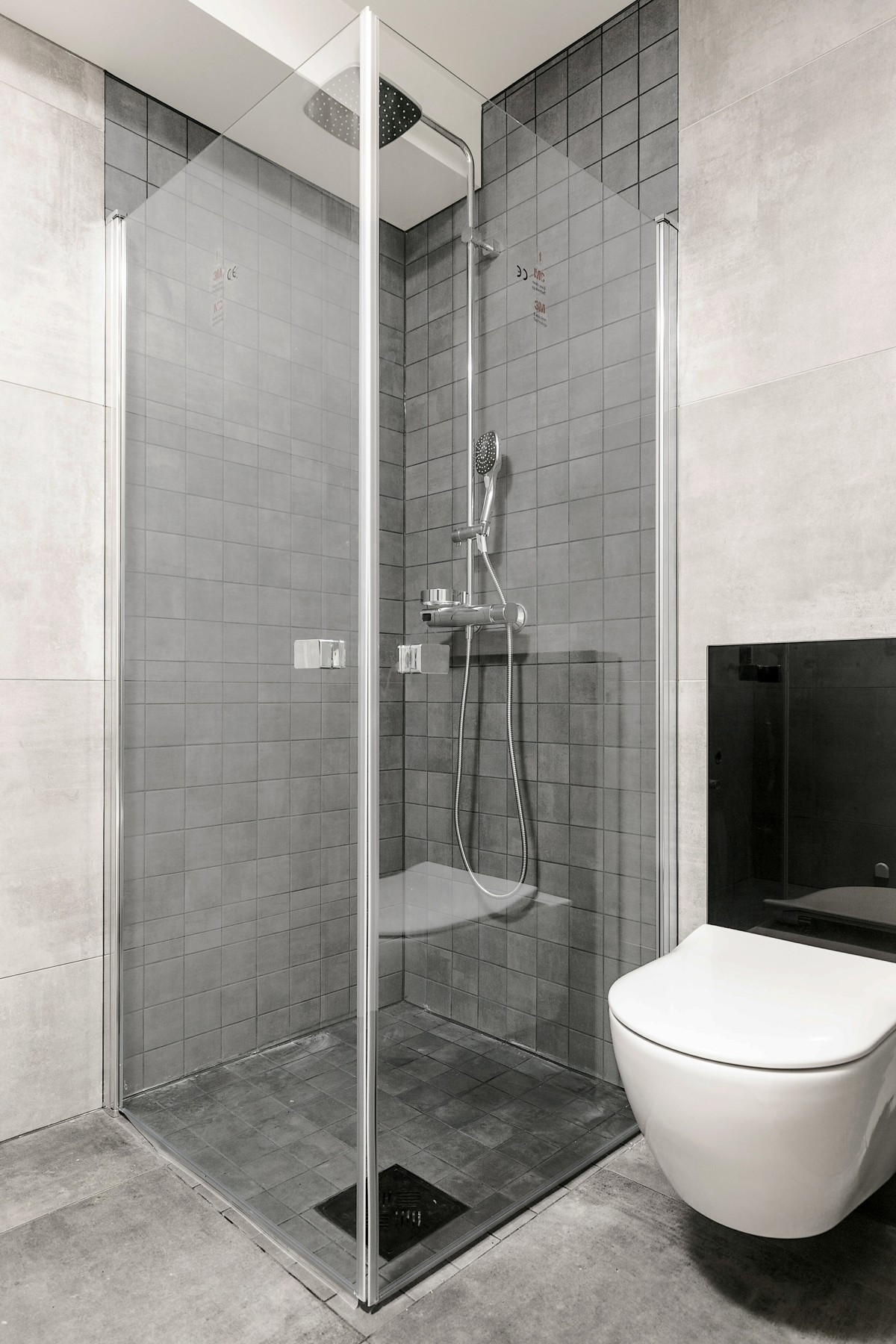 Moderne og komplett flislagt bad med gulvvarme, vegghengt wc og dusj med "waterfall"