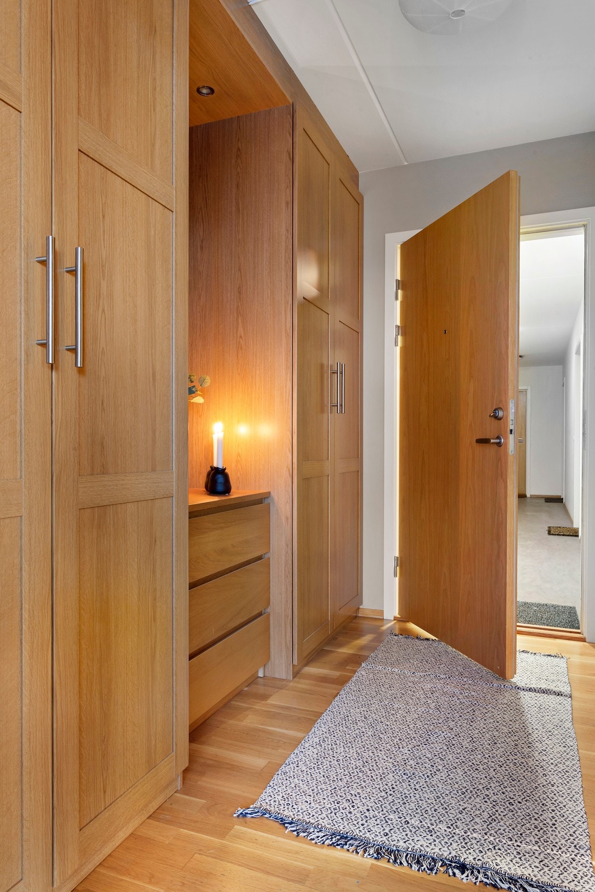 Innbydende entré med plassbygget skapinnredning. Galleribilde