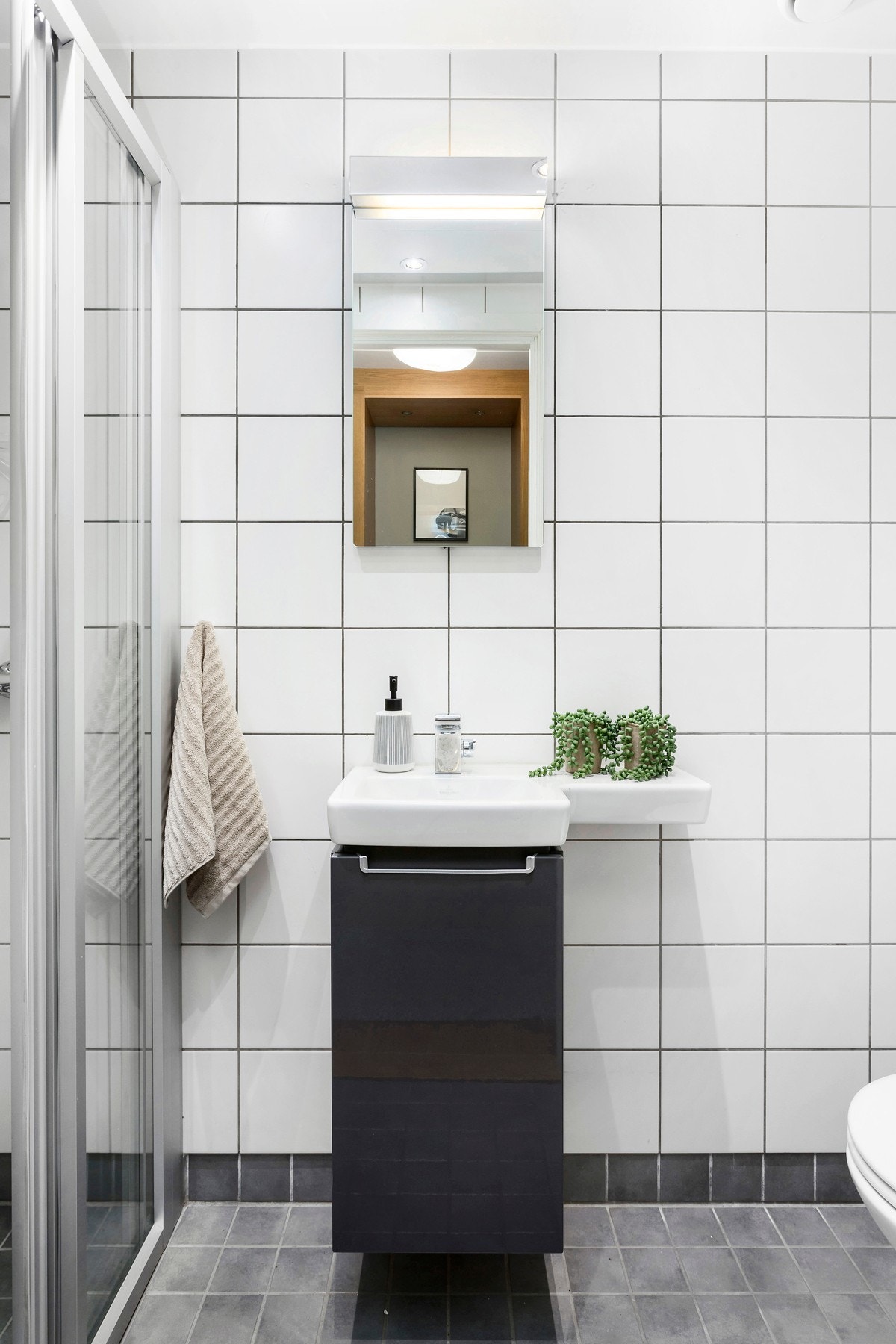 Bad 2/gjestebad i tilknytning til entré. Galleribilde