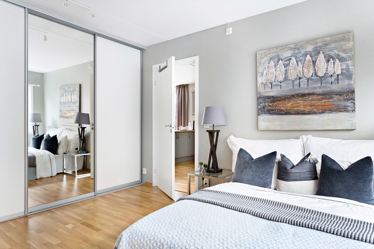 Hovedsoverom med skyvedørsgarderobe. Galleribilde