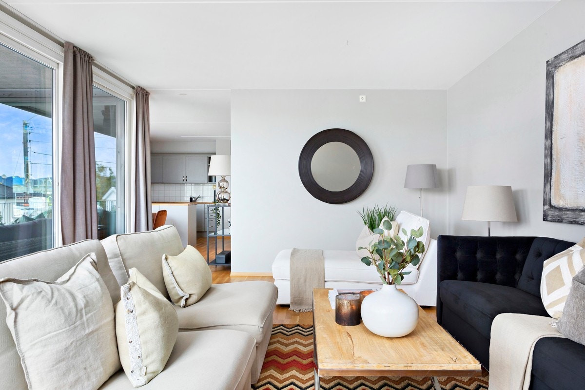 Romslig og lys stue med gode møbleringsmuligheter. Galleribilde