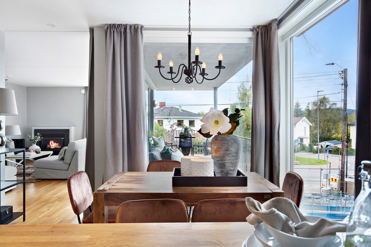 Hyggelig del mellom stue og kjøkken for spisebord med tilhørende møblement. Galleribilde