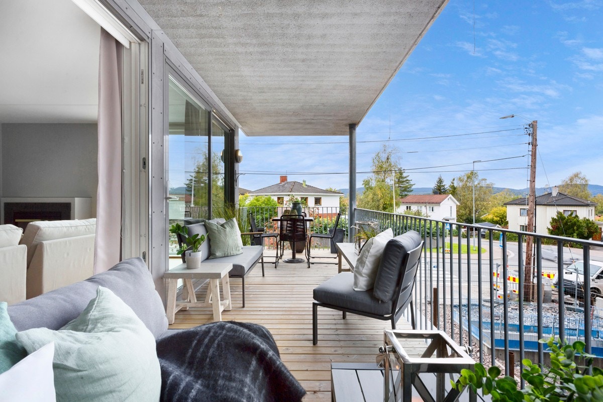 Fra stuen har du utgang til vestvendt balkong på ca. 15 kvm med gode solforhold. Galleribilde