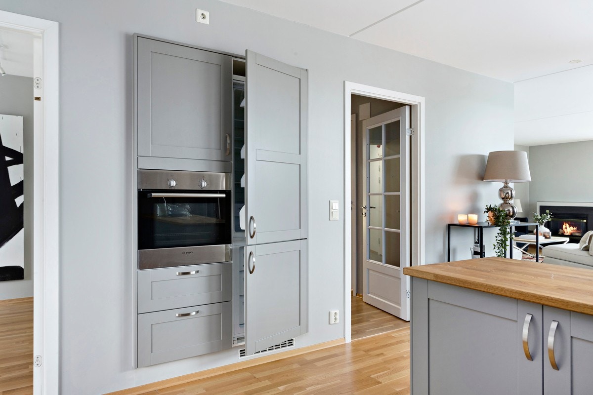 Integrert kjøleskap og ovn plassert i separat vegg på kjøkkenet. Galleribilde