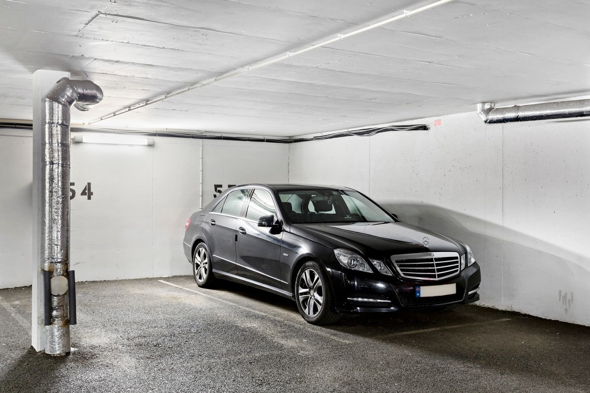 Det følger med én parkeringsplass i lukket garasjeanlegg under blokken med heisadkomst. Galleribilde