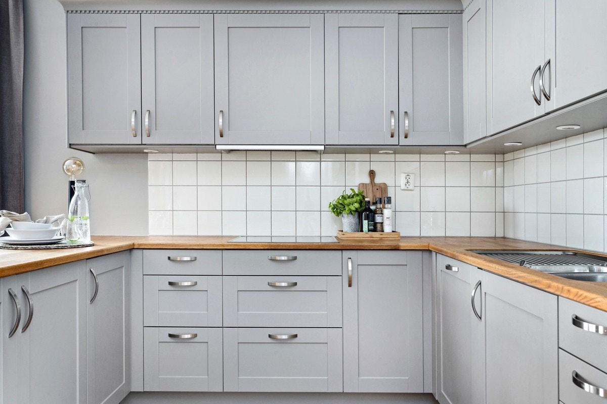 Lekkert kjøkken fra Norema med gode arbeidsflater og rikelig med skap- og benkeplass. Galleribilde