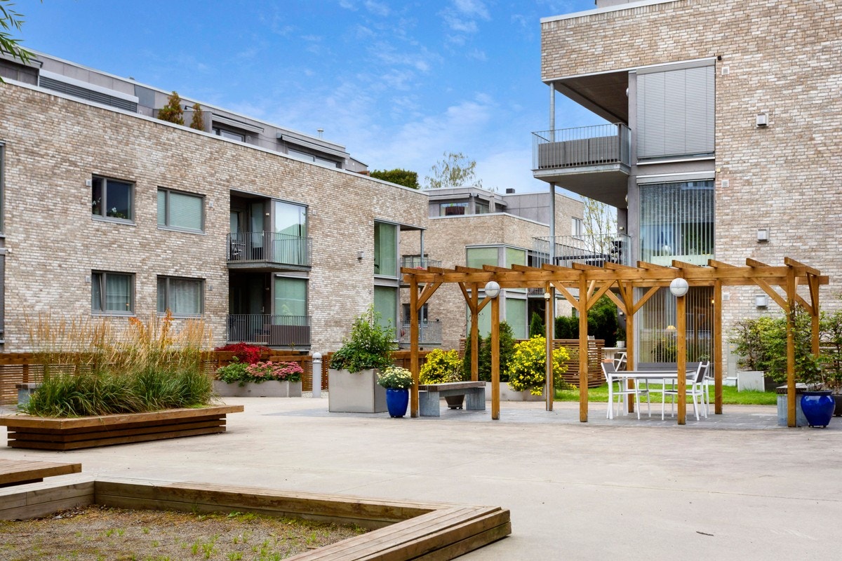 Sameiet har flotte fellesområder med beplatning og flere sittegrupper, vendt vekk fra veien. Galleribilde