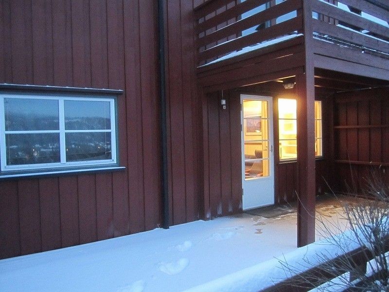 Romslig terrasse med lite overbygg. God plass til sittegruppe og grill. Bygget er nå malt i fargen Grå Skifer. Galleribilde