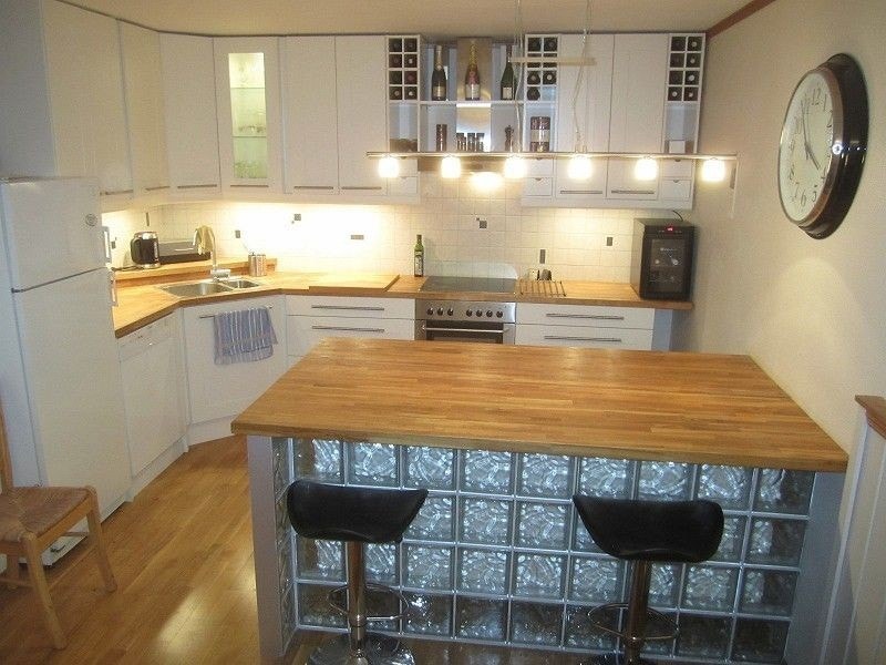 Romslig og stilrent kjøkken med åpen løsning mot stue. Hvitevarer inkludert. Galleribilde