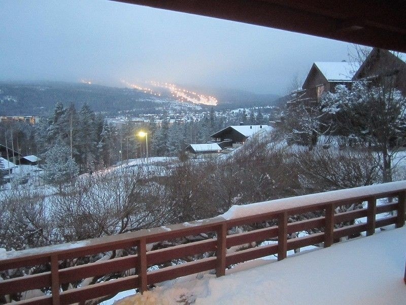 Stor terrasse med svært gode solforhold og lett adkomst til parkering Galleribilde