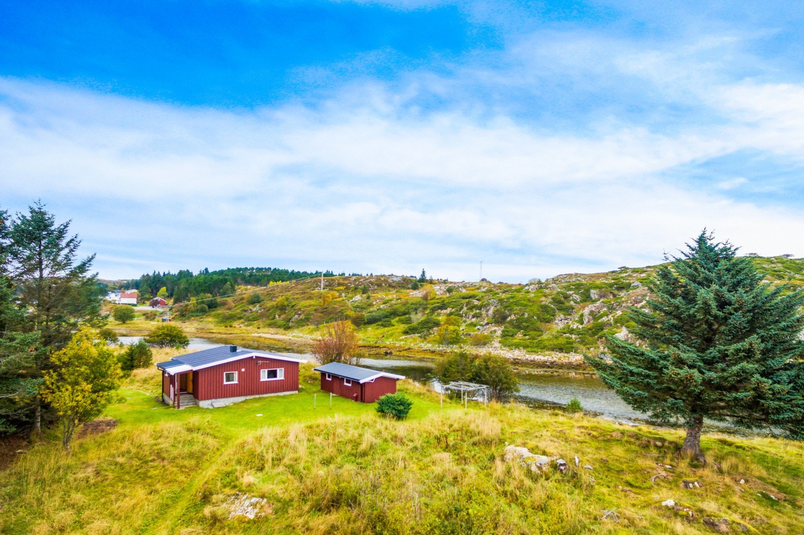 Eiendommen ligger idyllisk til med fantastisk natur i umiddelbar nærhet Galleribilde