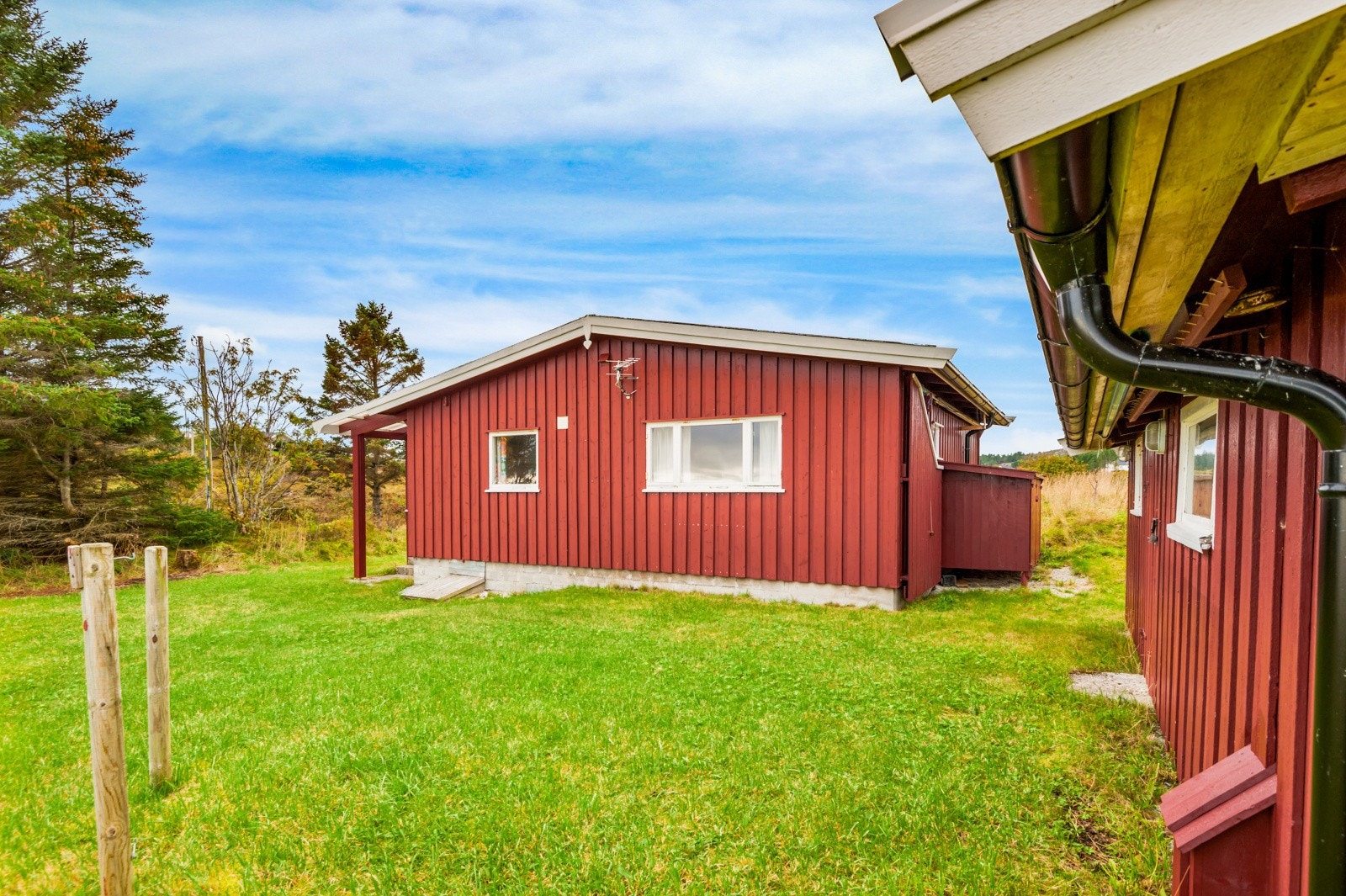 Ute har man et stort uthus på ca 19 kvm, her er det også vaskerom Galleribilde