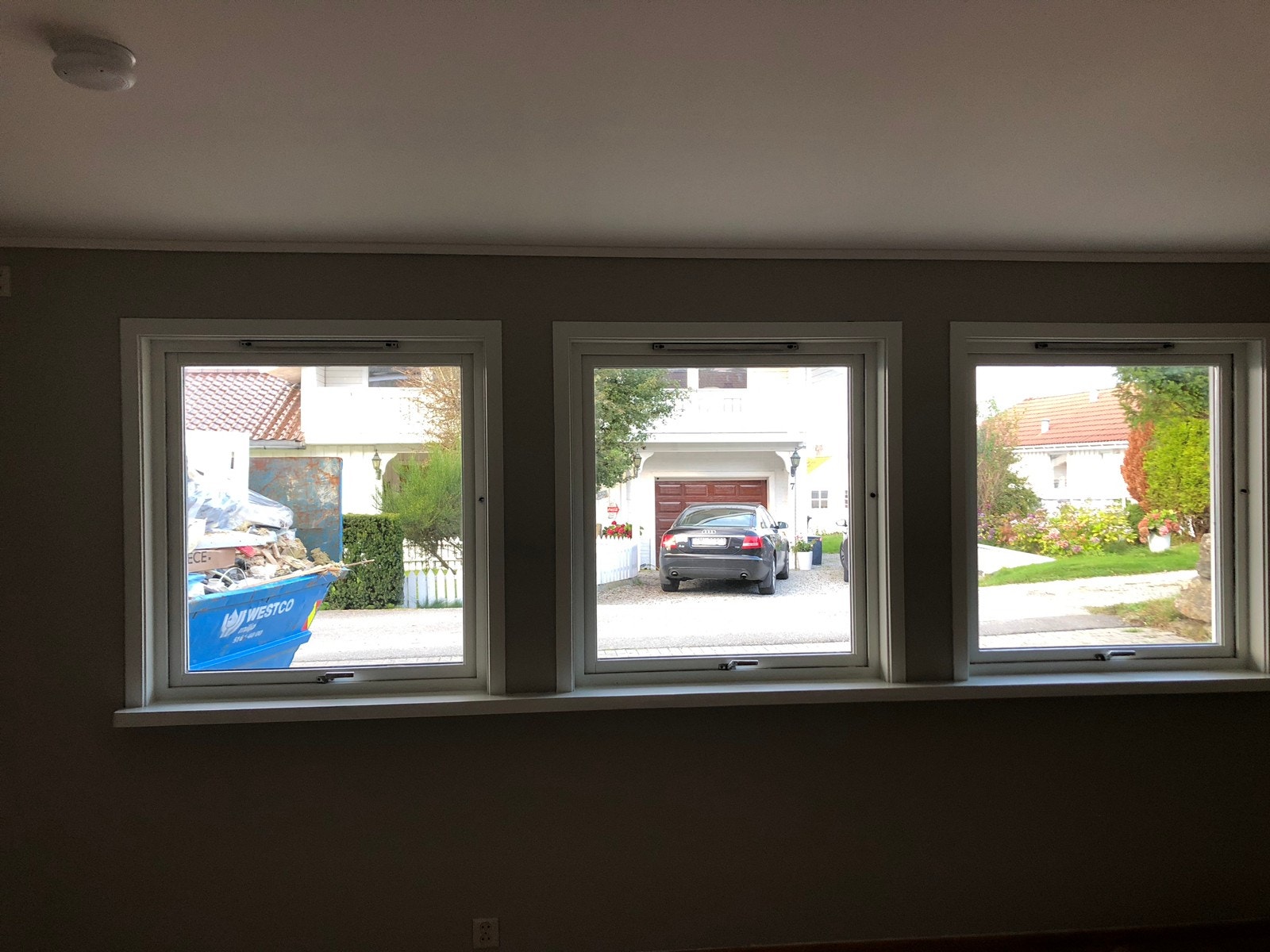 Store vinduer som slipper inn mye lys og gir større romfølelse Galleribilde