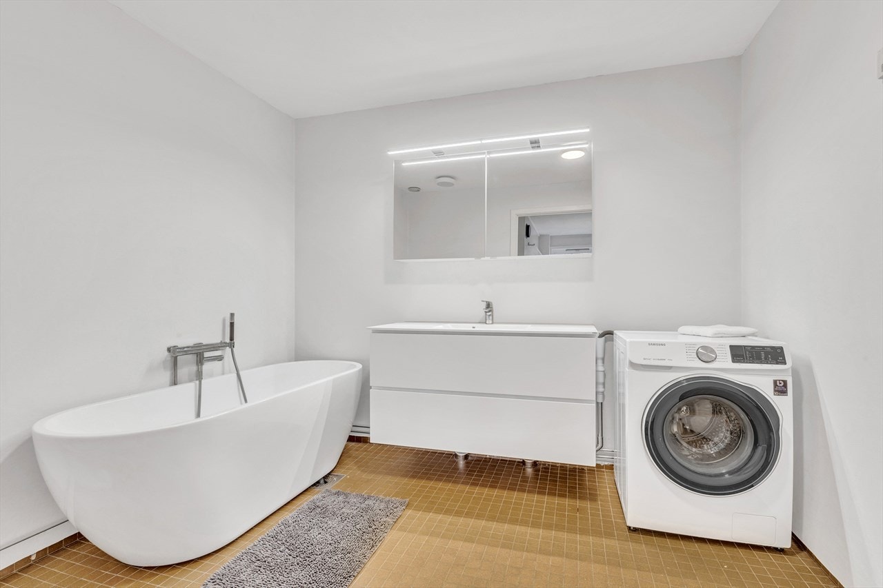 Leiligheten har hele 2 bad, dette er hoved bad med opplegg til vaskesøyle. Badekar nytt i 2019 Galleribilde