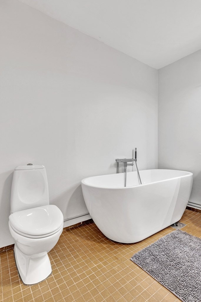 Malte vegger, badekar, innredning og innvendig røropplegg fra 2019. Galleribilde