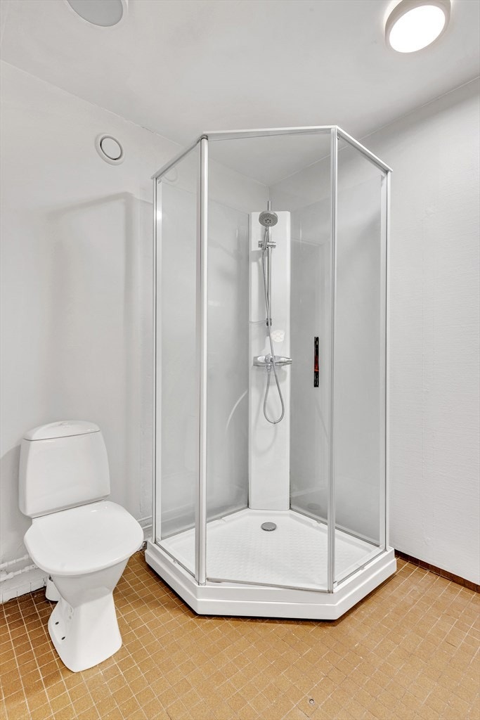 Det er dusjkabinett på bad nr. 2 Galleribilde