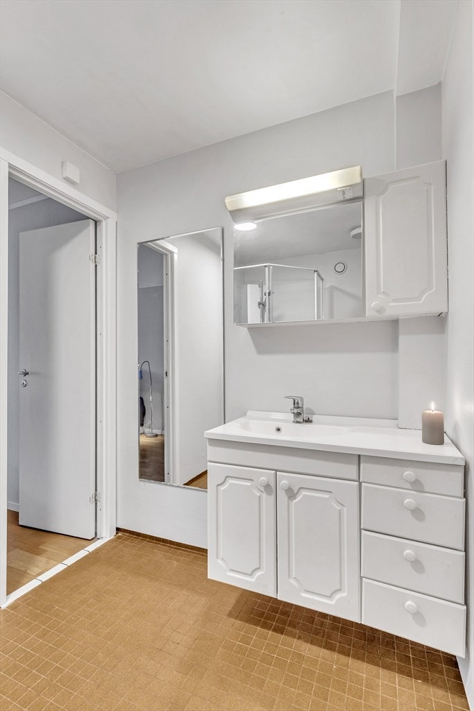 Baderom nr. 2 med adkomst både fra entrè og hovedsoverom. Praktisk. Galleribilde