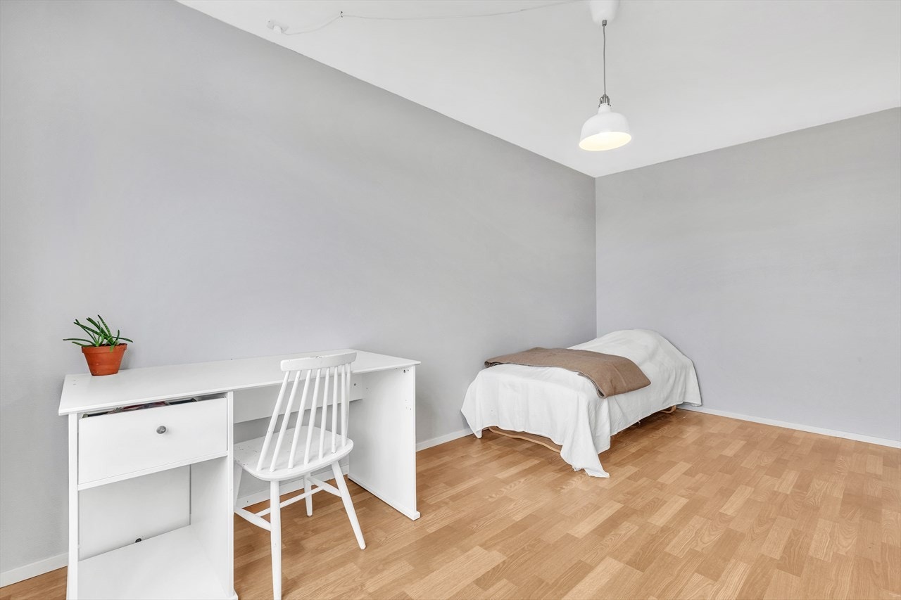 Soverom (3 av 4) med god plass til f.eks garderobeskap Galleribilde